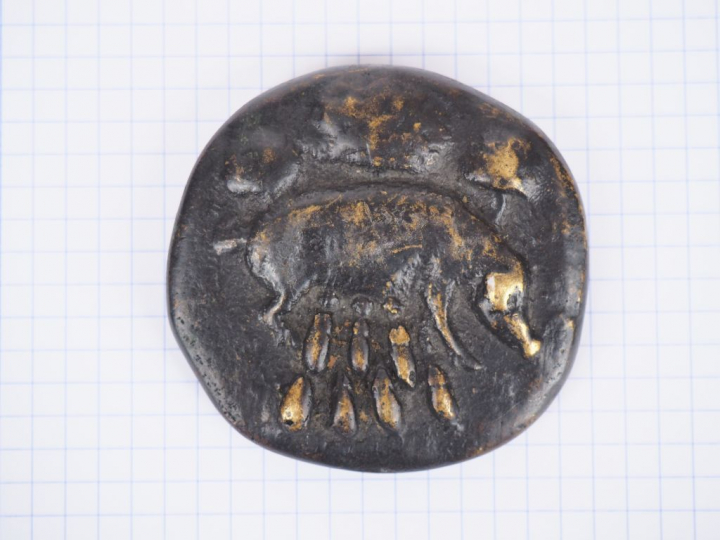 Médaillon en bronze de style antique à décor de buste casqué et d'un b