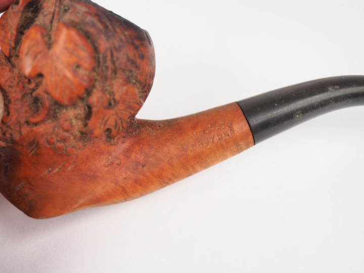 7 pipes en bois sculpté dont une en écume de mer et 6 figurant des vis