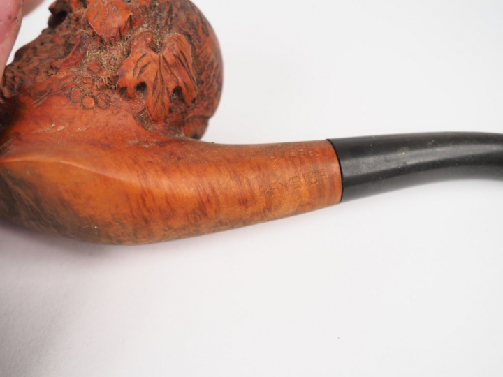 7 pipes en bois sculpté dont une en écume de mer et 6 figurant des vis