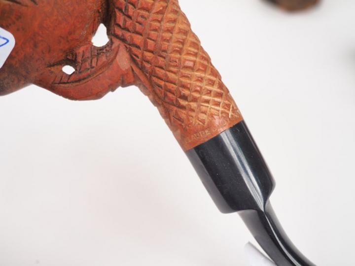 7 pipes en bois sculpté dont une en écume de mer et 6 figurant des vis