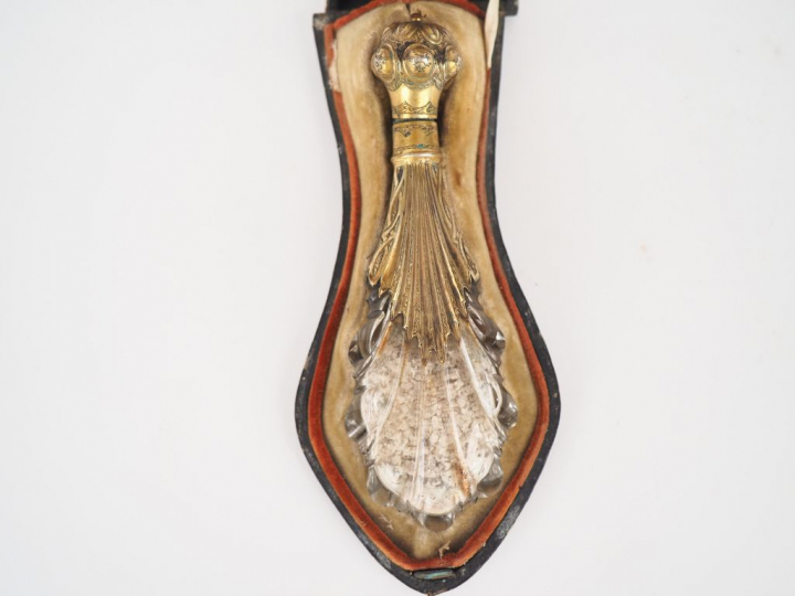 Flacon à sels début XIXème en métal doré et cristal dans son étui en c