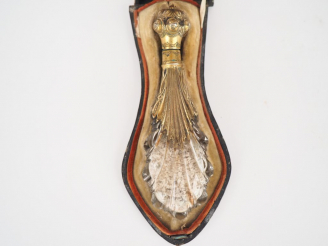 Vente aux enchères Flacon à sels début XIXème en métal doré et cristal dans son étui en c