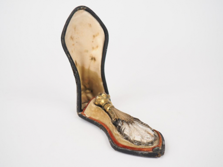 Flacon à sels début XIXème en métal doré et cristal dans son étui en c