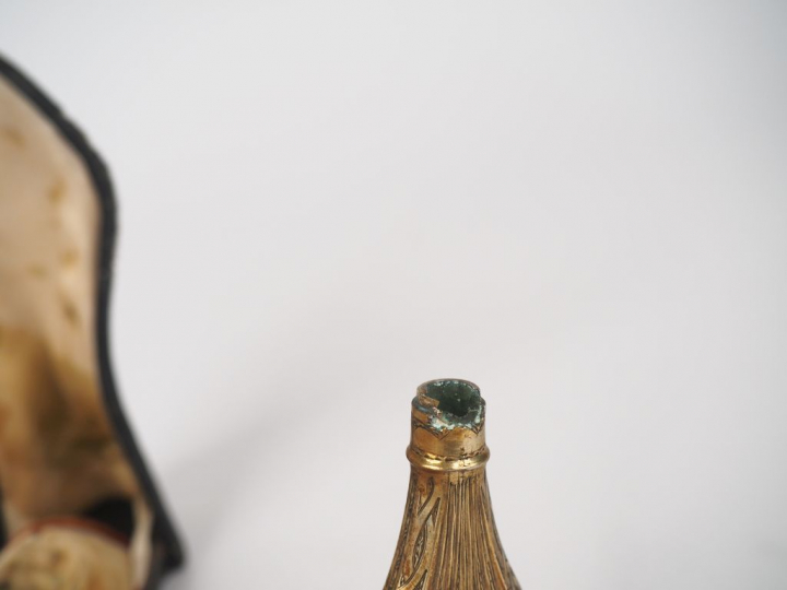Flacon à sels début XIXème en métal doré et cristal dans son étui en c