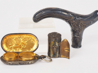 Vente aux enchères Etui à Louis Art Nouveau, un pommeau de canne Art Nouveau et une boîte