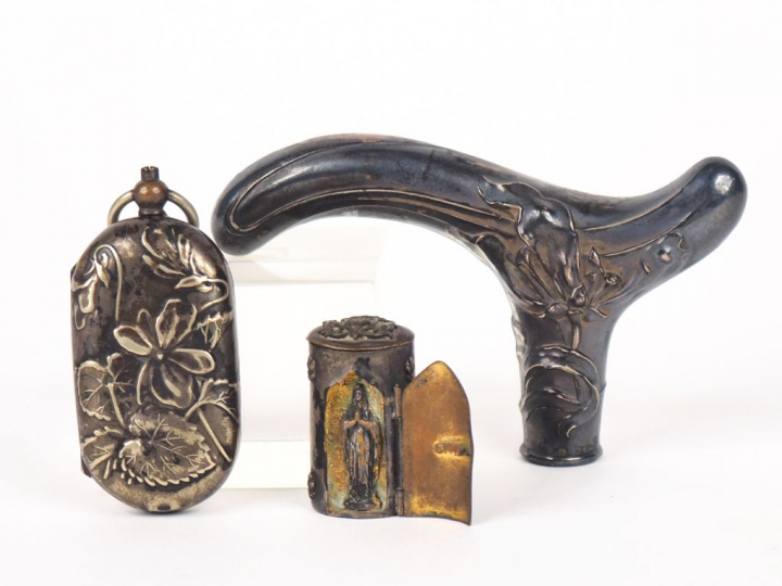 Etui à Louis Art Nouveau, un pommeau de canne Art Nouveau et une boîte