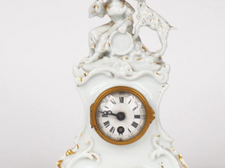 Vente aux enchères Pendulette XIXème de style Louis XV en porcelaine de Paris à décor de 