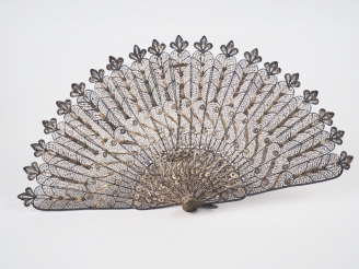 Vente aux enchères Eventail de style oriental en métal filigrané et ajouré à décor de rin