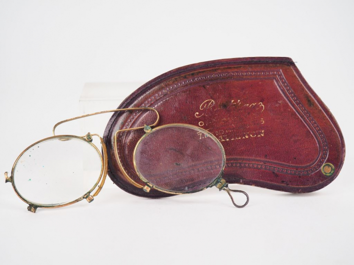 Paire de binocles en or et verre dans leur étui en cuir. Poids tel. 12