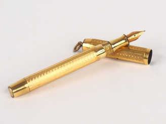 Vente aux enchères Stylo plume en métal doré et or. Poids tel. 11,7 g. L. 9 cm.   