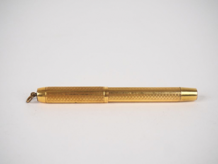 Stylo plume en métal doré et or. Poids tel. 11,7 g. L. 9 cm.   