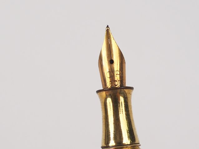 Stylo plume en métal doré et or. Poids tel. 11,7 g. L. 9 cm.   