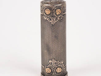 Vente aux enchères Etui à rouge à lèvres de style Louis XVI en argent à décor de rinceaux