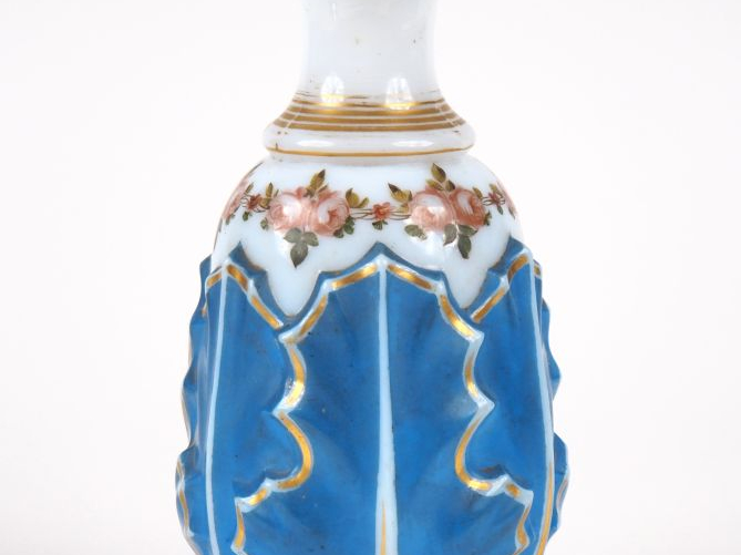 Flacon Napoléon III en opaline à décor polychrome de feuillage en reli