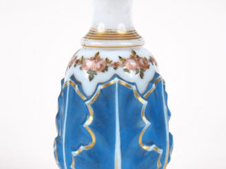 Vente aux enchères Flacon Napoléon III en opaline à décor polychrome de feuillage en reli