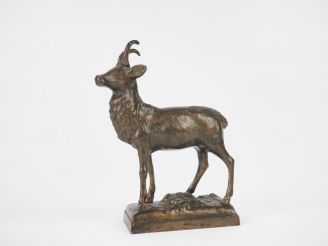 Vente aux enchères Sujet en régule patiné vert, "Chamoix". Dim. 10,5 x 6,5 x 3,5 cm.