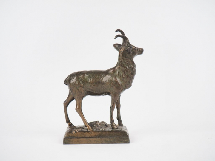 Sujet en régule patiné vert, "Chamoix". Dim. 10,5 x 6,5 x 3,5 cm.