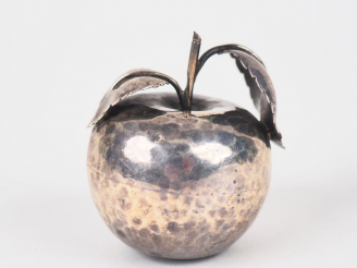Vente aux enchères Saleron début Xxème en argent en forme de pomme. Poids. 21 g. H. 5 cm.