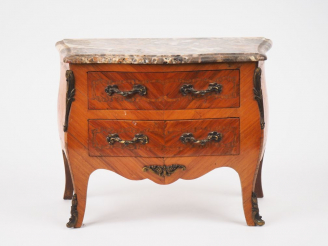 Vente aux enchères Meuble de maitrise figurant une commode sauteuse de style Louis XV en 