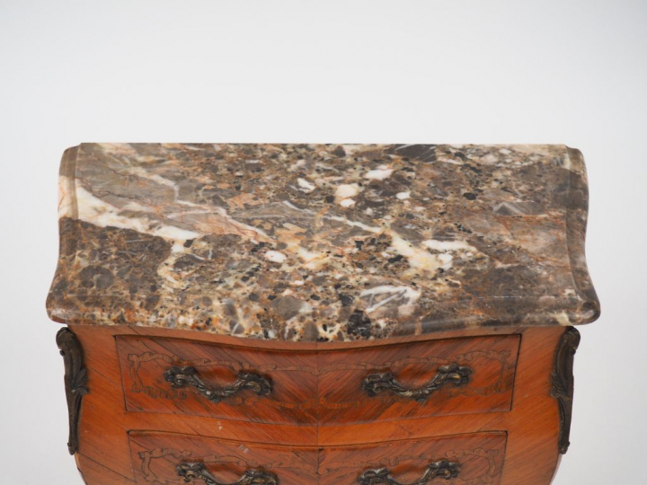 Meuble de maitrise figurant une commode sauteuse de style Louis XV en 