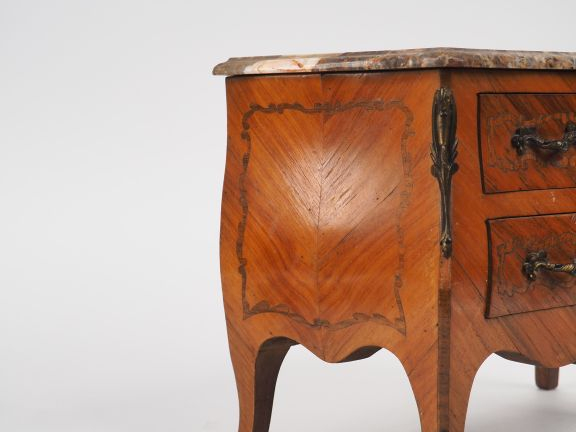Meuble de maitrise figurant une commode sauteuse de style Louis XV en 