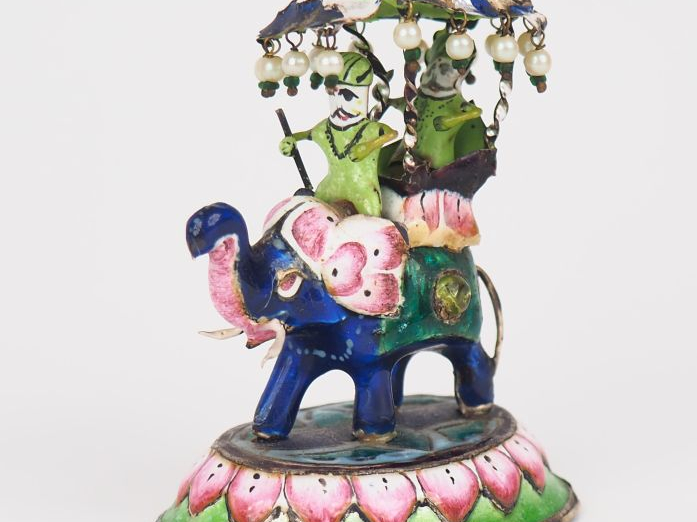 Sujet début Xxème en émaux polychromes, "dignitaires indiens sur un él