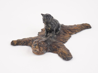 Vente aux enchères Sujet en plomb polychrome de Vienne, "chat sur une peau d'ours". Dim. 