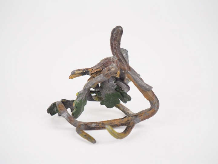 Sujet en plomb polychrome de Vienne "oiseau branché". (mauvais état, a