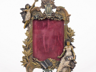 Vente aux enchères Cadre porte-photo en métal polychrome à décor en relief de personnages