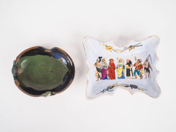 2 cendriers en céramique polychrome, l'un à décor de personnages médié