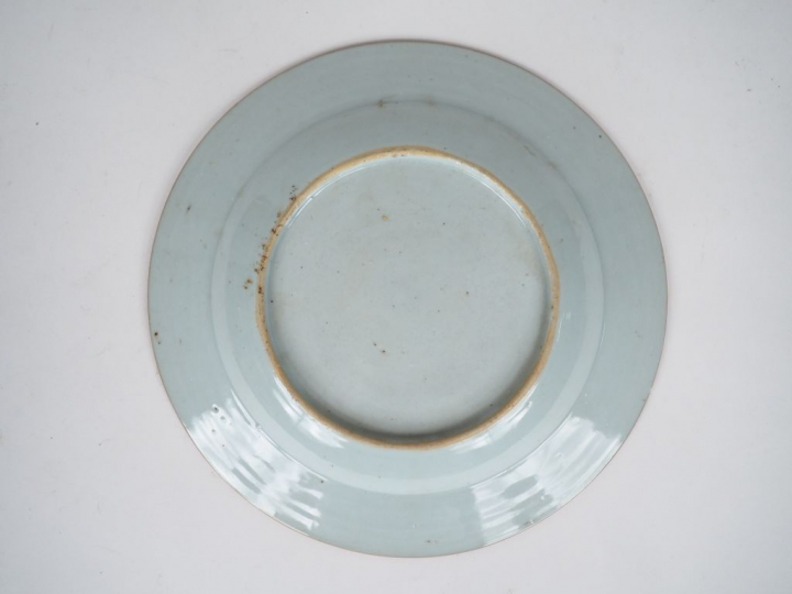 Assiette XIXème en porcelaine de style extrême-orient à décor en camaî