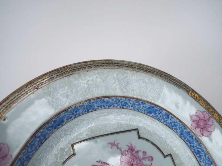 Assiette XIXème en porcelaine de style extrême-orient à décor en camaî