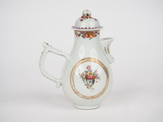 Vente aux enchères Verseuse en porcelaine de Chine Compagnie des Indes, famille rose H. 1