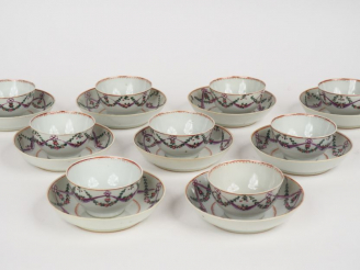 Vente aux enchères 9 bols à saké avec leurs coupelles en porcelaine dans le goût de la Co