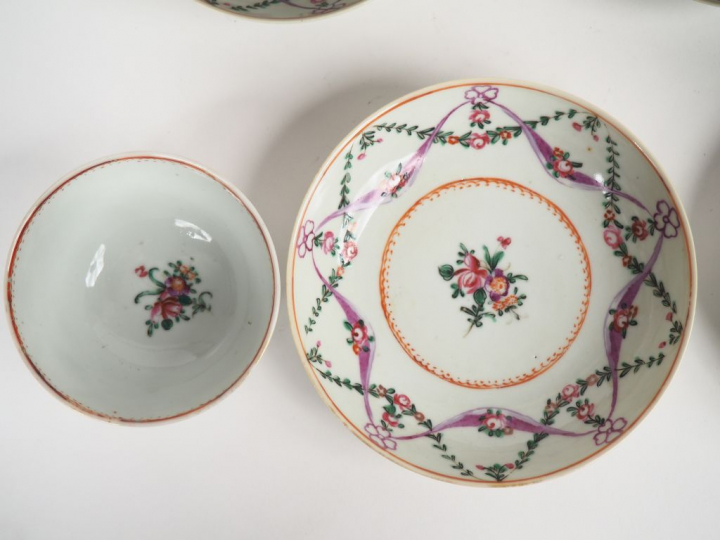 9 bols à saké avec leurs coupelles en porcelaine dans le goût de la Co