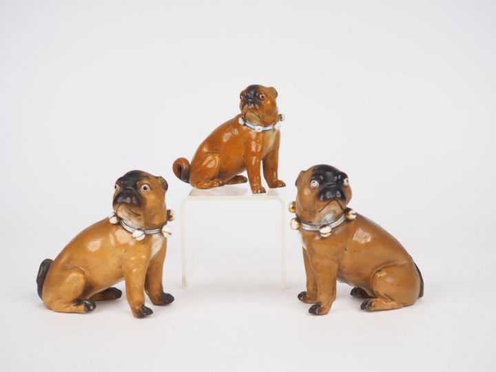 3 sujets XIXème en porcelaine polychrome de Saxe "Carlins". Dim. 10 x 