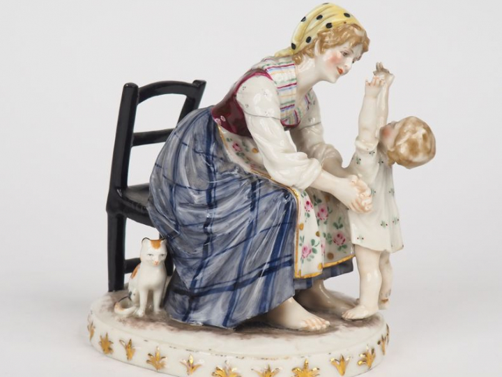 Sujet XIXème en porcelaine polychrome de Saxe, "jeune mère et son enfa