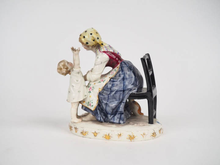 Sujet XIXème en porcelaine polychrome de Saxe, "jeune mère et son enfa