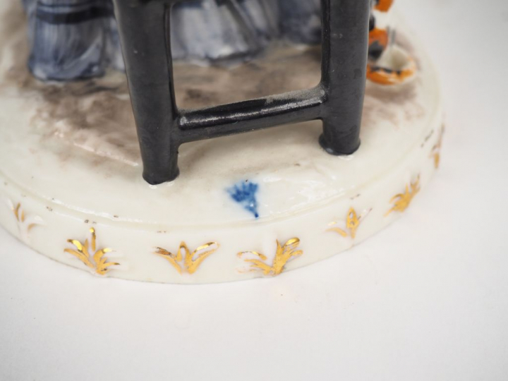 Sujet XIXème en porcelaine polychrome de Saxe, "jeune mère et son enfa