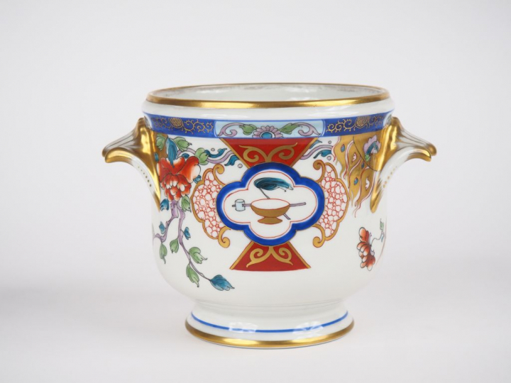 LE TALLEC à Paris. Cache pot en porcelaine à décor polychrome et doré 