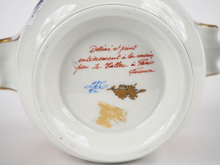 LE TALLEC à Paris. Cache pot en porcelaine à décor polychrome et doré 