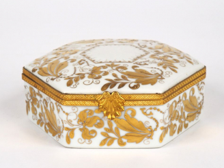 Vente aux enchères LE TALLEC à Paris. Boîte couverte en porcelaine à décor émaillé et dor