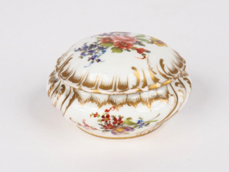 Vente aux enchères SEVRES. Boîte en porcelaine à décor polychrome et doré de bouquets de 