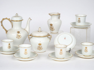 Vente aux enchères SEVRES. Partie de service à café en porcelaine à décor de monogramme e