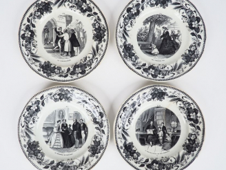 Vente aux enchères Manufacture de CREIL et MONTEREAU. 4 assiettes en faïence à décor en g