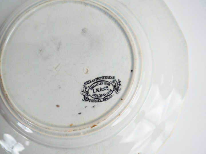 Manufacture de CREIL et MONTEREAU. 4 assiettes en faïence à décor en g