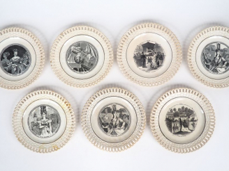 Vente aux enchères Manufacture de LONGWY. 7 assiettes en faïence ajourée à décor en grisa
