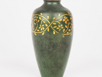 Vente aux enchères CHRISTOFLE. Soliflore ovoïde en bronze à patine verte à décor doré de 