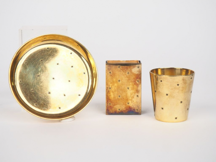 CHRISTOFLE. Petit nécessaire 3 pièces en métal doré à décor d'étoiles.
