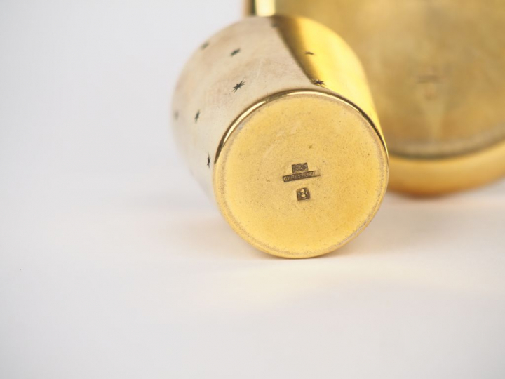 CHRISTOFLE. Petit nécessaire 3 pièces en métal doré à décor d'étoiles.